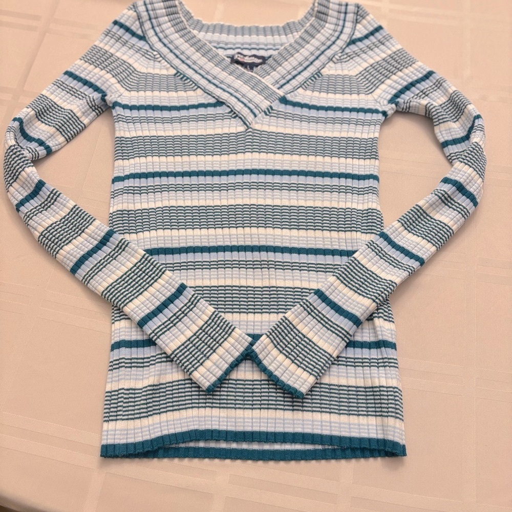Girl’s long sleeved, ribbed, v-neck top